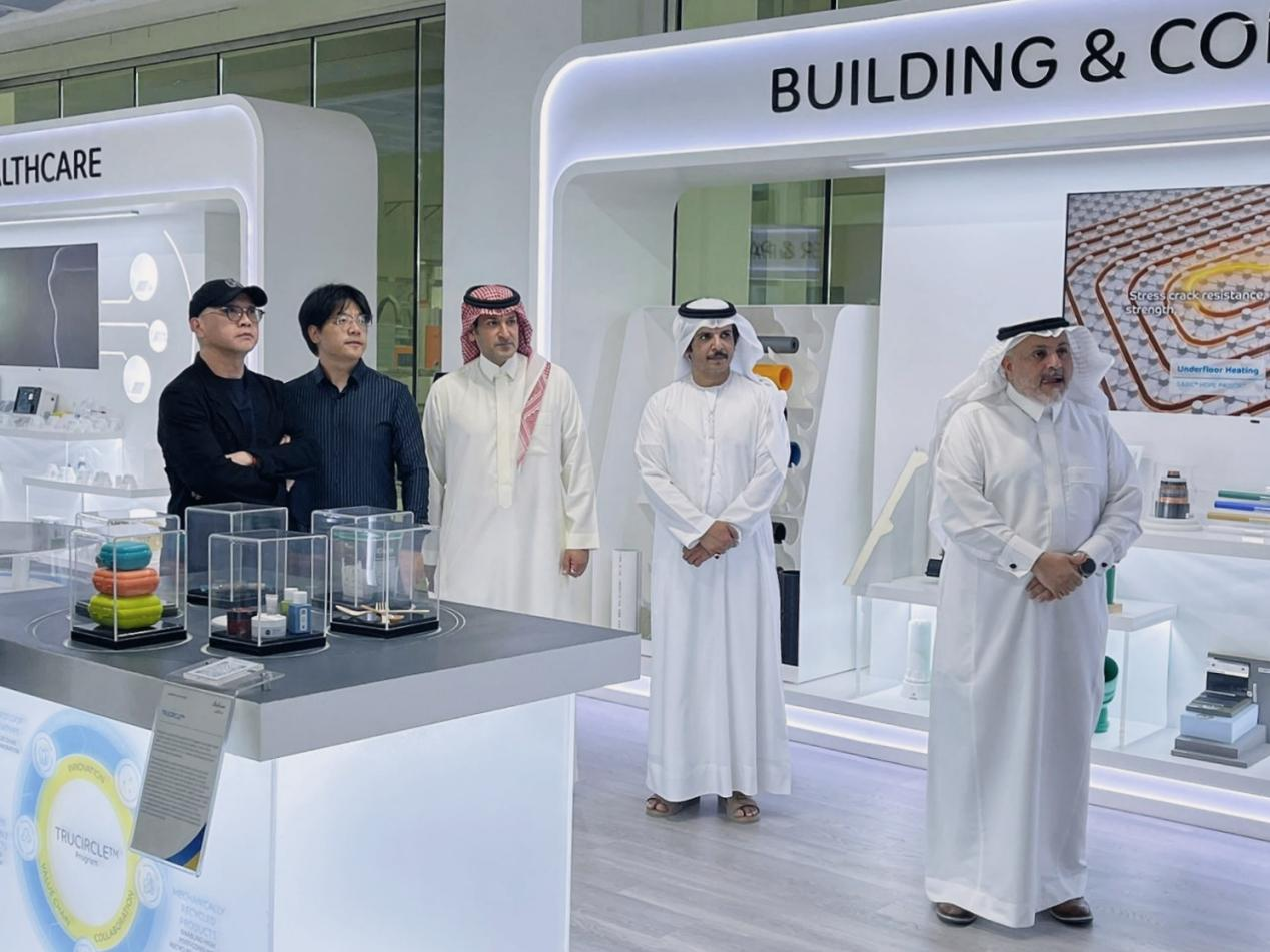 尊龙凯时中东代表一行参观SABIC Home of Innovation1.png